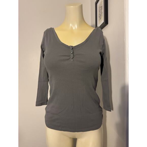 Guess size small grey long sleeve shirt v neck 3/4 sleeve 3 diamond rhinestones - Picture 4 of 10